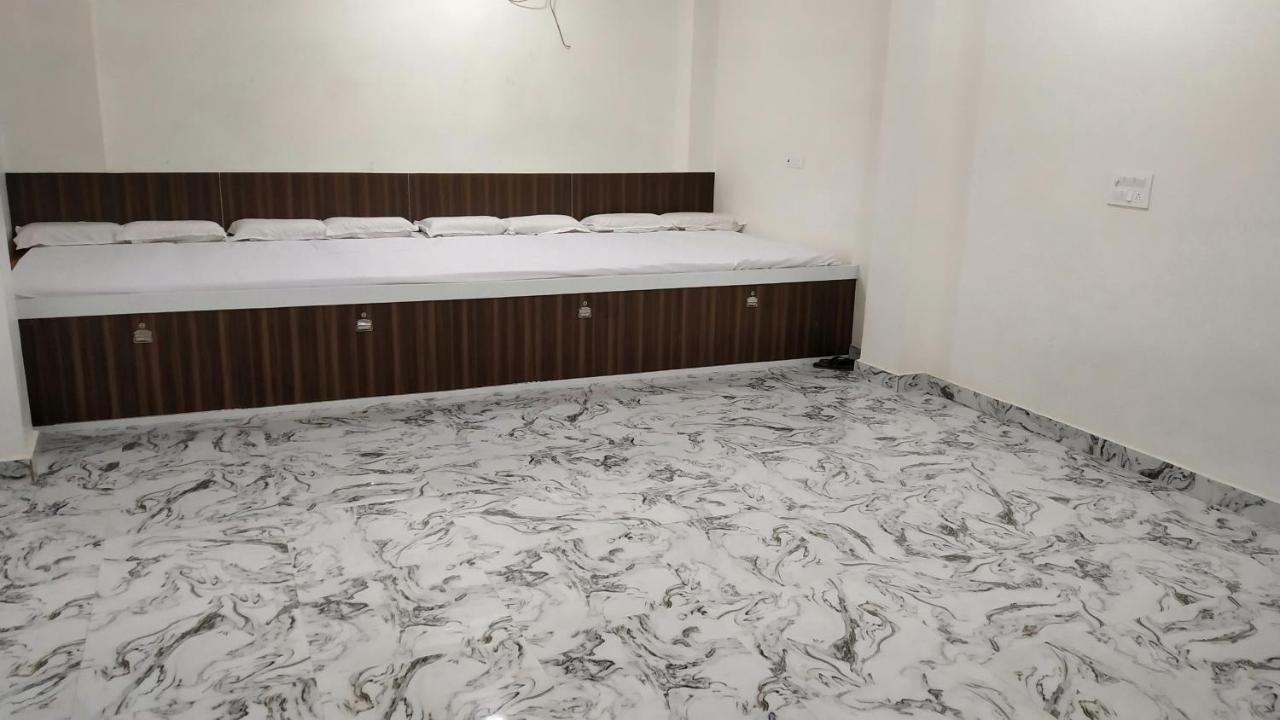 Rajlakshmi Guest House Mathura Bagian luar foto