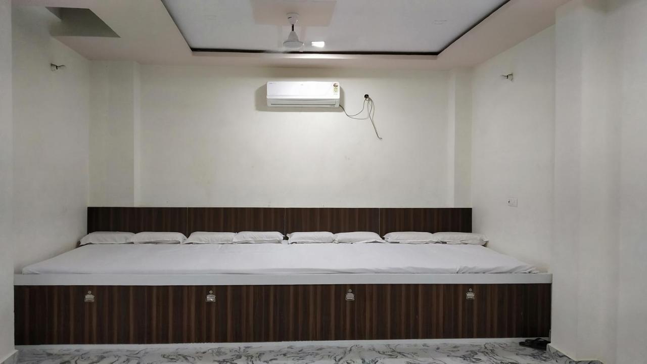 Rajlakshmi Guest House Mathura Bagian luar foto